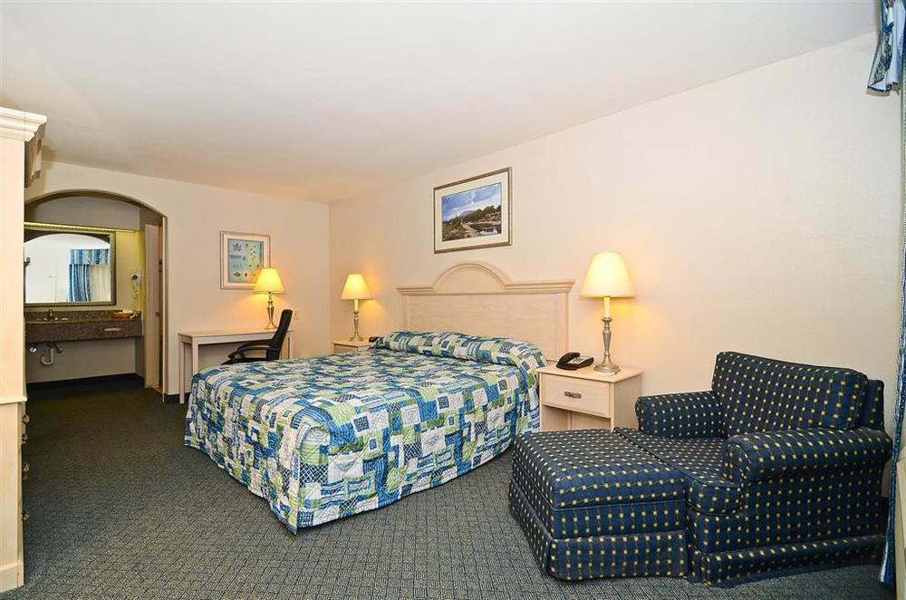 Americas Best Value Inn West Columbia Стая снимка
