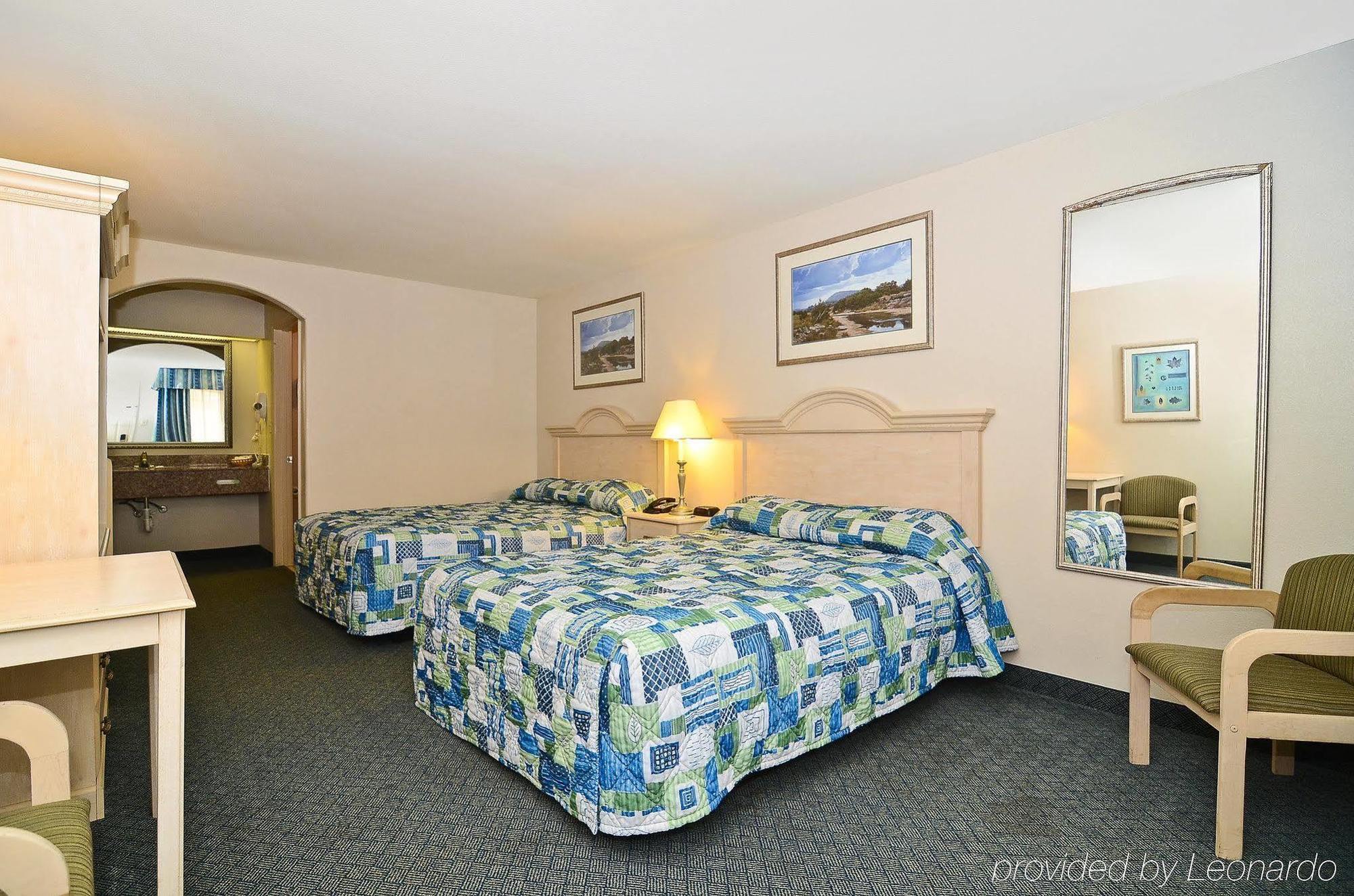 Americas Best Value Inn West Columbia Стая снимка